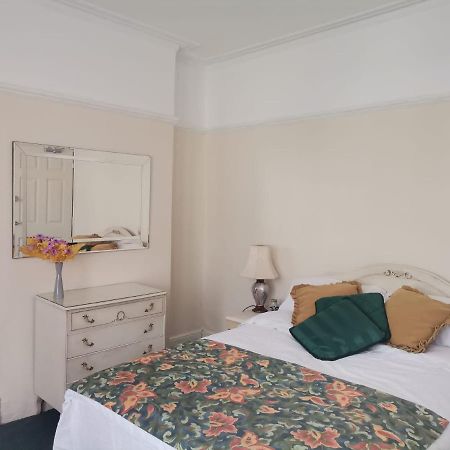Double Room Available- London Seven Kings Seven Kings Train Station Ilford Eksteriør bilde