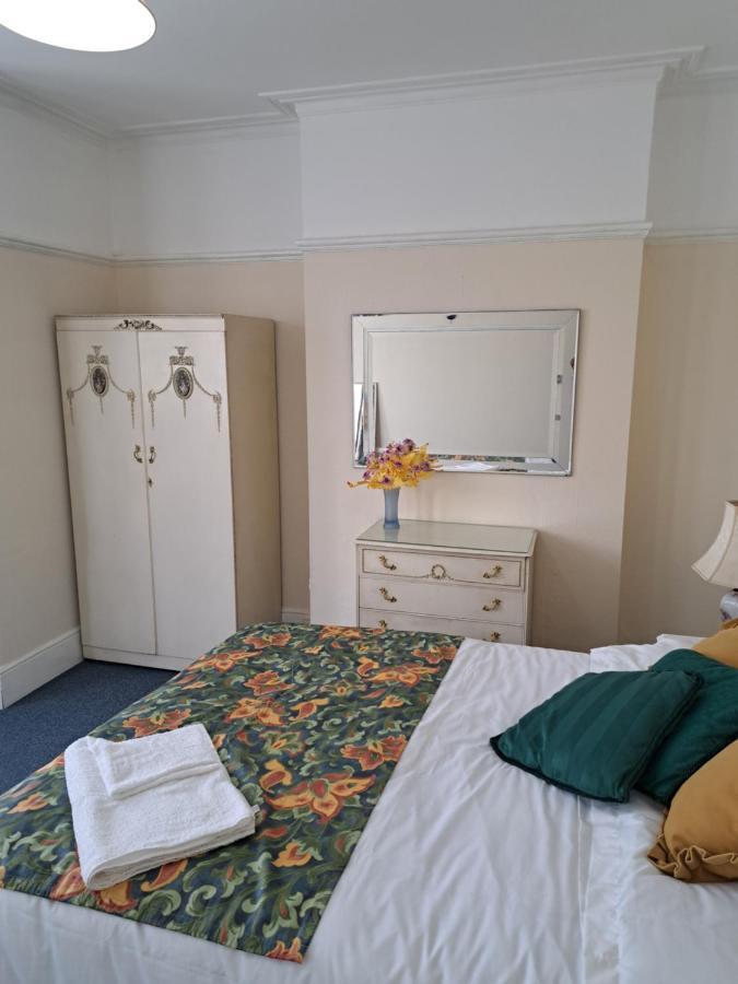Double Room Available- London Seven Kings Seven Kings Train Station Ilford Eksteriør bilde