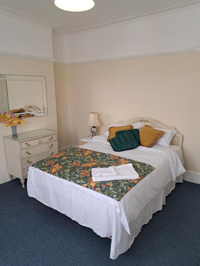 Double Room Available- London Seven Kings Seven Kings Train Station Ilford Eksteriør bilde