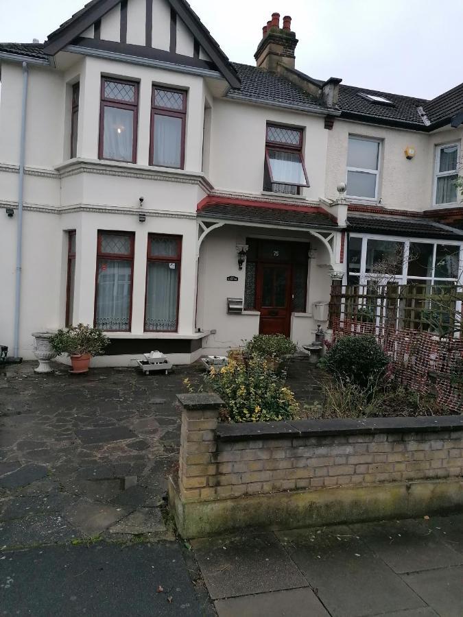 Double Room Available- London Seven Kings Seven Kings Train Station Ilford Eksteriør bilde