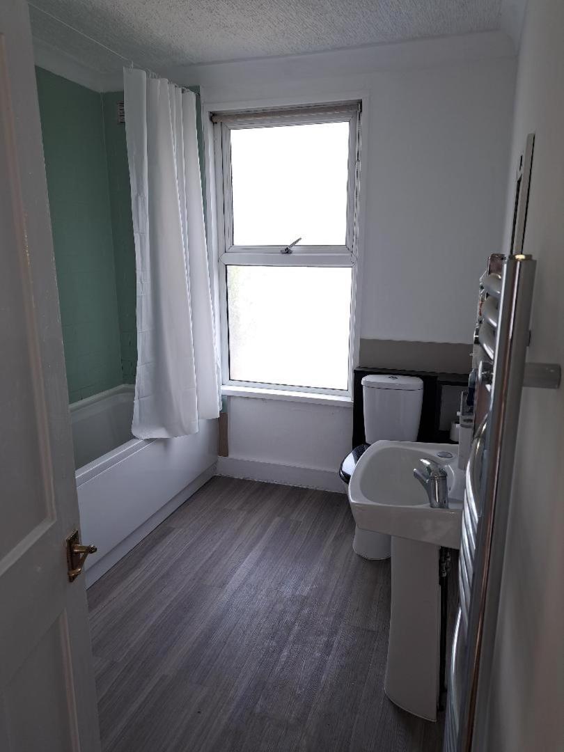 Double Room Available- London Seven Kings Seven Kings Train Station Ilford Eksteriør bilde